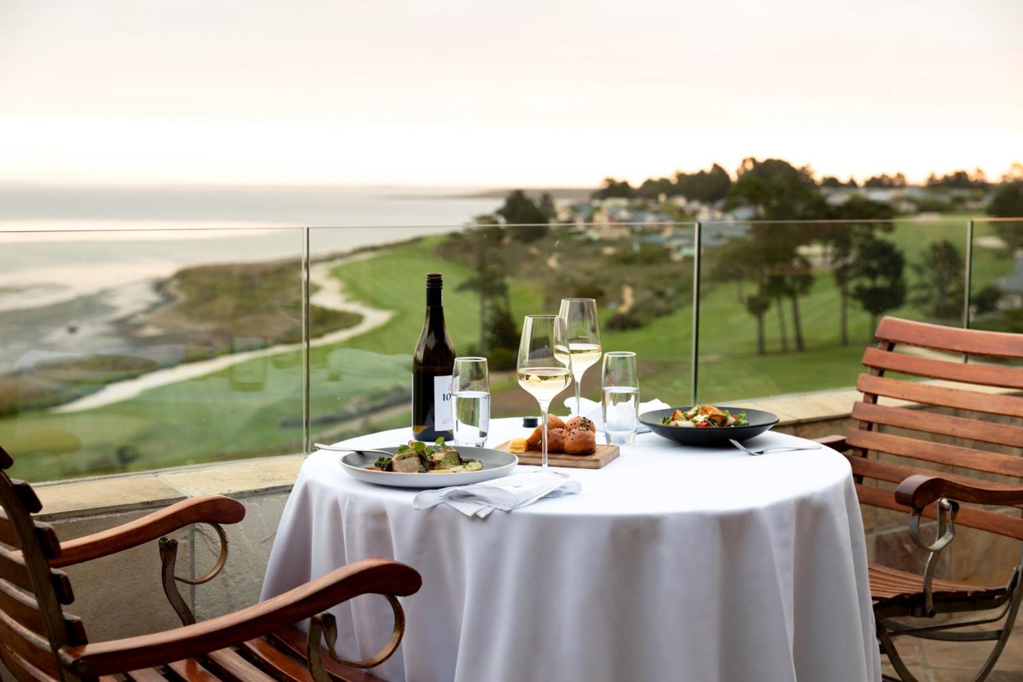 Arabella Hotel, Golf And Spa Hermanus Ngoại thất bức ảnh A view of the 18th green at the Links at Spanish Bay