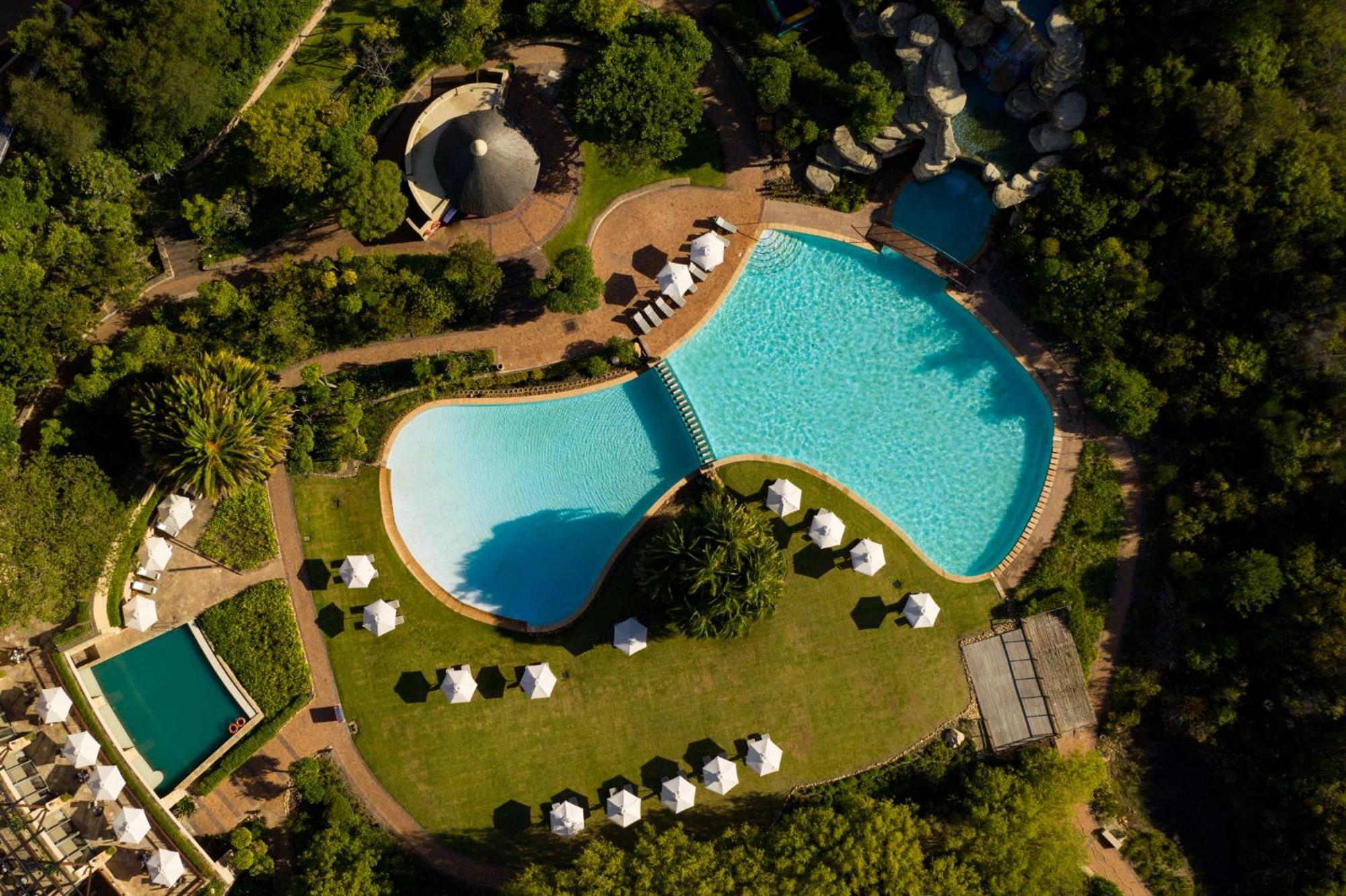 Arabella Hotel, Golf And Spa Hermanus Ngoại thất bức ảnh Aerial view of the pool at the hotel